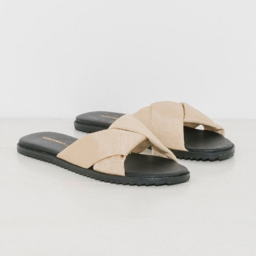 Intentionally Blank Galaxy Slide in Gold Sz 37